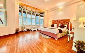 Hotel The Hadimba Palace # Mountain View ! Family Hotel ! Big Private Parking ! Near To Mall Road